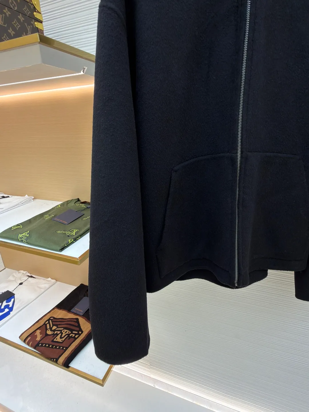 Acne Studios Nordic minimalist style double-sided woolen cashmere jacket ●Authentic product: purchased and developed for 9769 ●Item number: 1680856-C85 ●Material: cashmere fabric ●Technology: solid color distressed production ●Version: fitted version ●Weight: about 1060 grams ●Size: S-M-L ●Description: ACNE Nordic minimalist style double-sided woolen cashmere jacket Original version Purchased for 11000 Fabric dyed for 35 days Consistent with YB, different from the market version, the fabric is 90% sheep wool and 10% cashmere. The quality inspection report is acceptable. The zipper uses the original authentic zipper with TALON base. The real antique silver craftsmanship is different from the solid color distressed on the market. It uses Ice Pa lining and customizes the YB consistent collar label. The workmanship details are excellent. The overall wiring is straight and delicate, the fabric is comfortable and soft, and the color is consistent without color difference. It can be matched with the same style to create a fashionable look and control various occasions. Customized accessories, complete with three standards, same style for men and women!